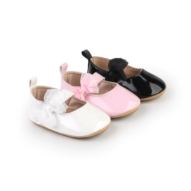 Baby shoe with bow