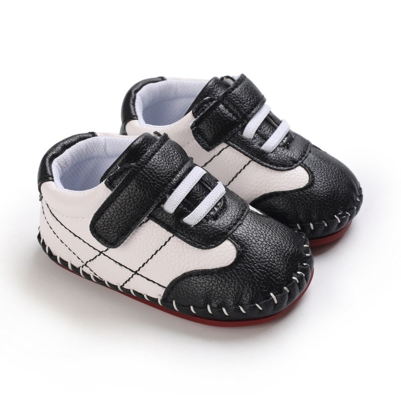 Sneakers Classiche con Strappo in Velcro