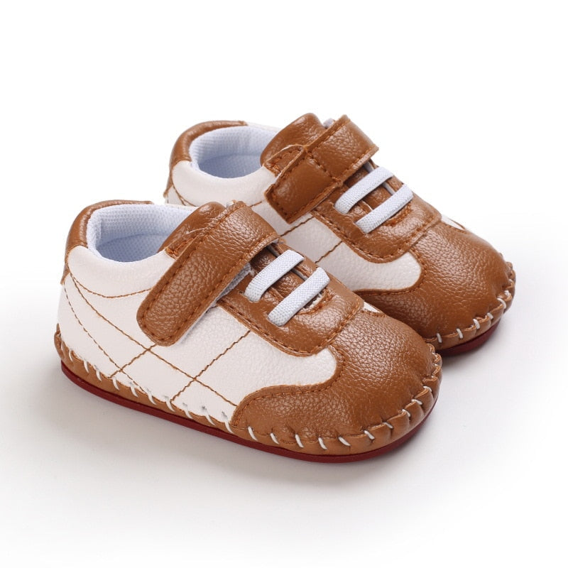 Sneakers Classiche con Strappo in Velcro
