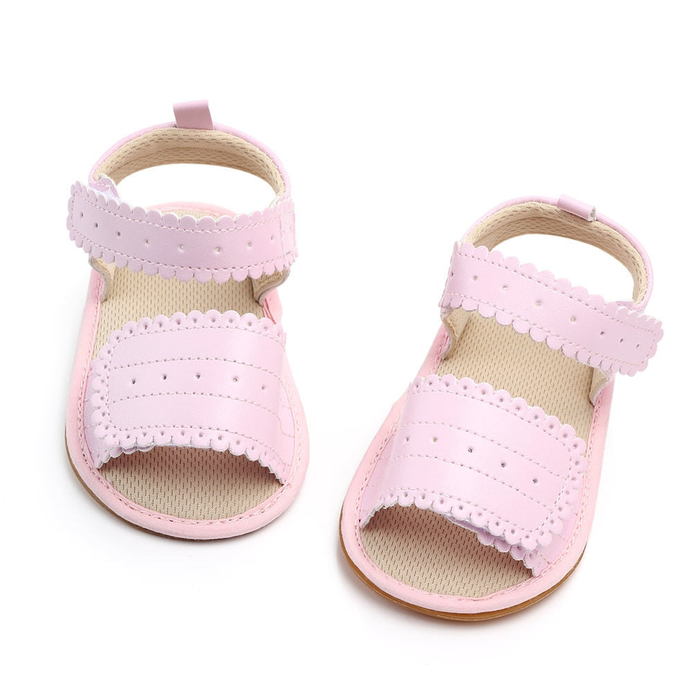 Delicato sandalo vintage per neonato