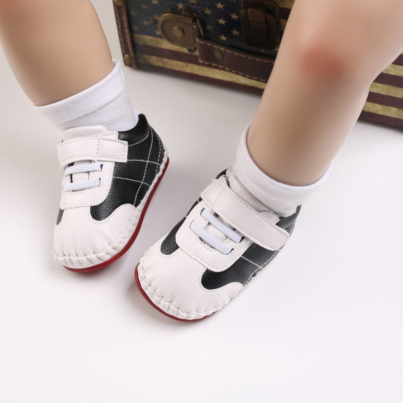 Sneakers Classiche con Strappo in Velcro