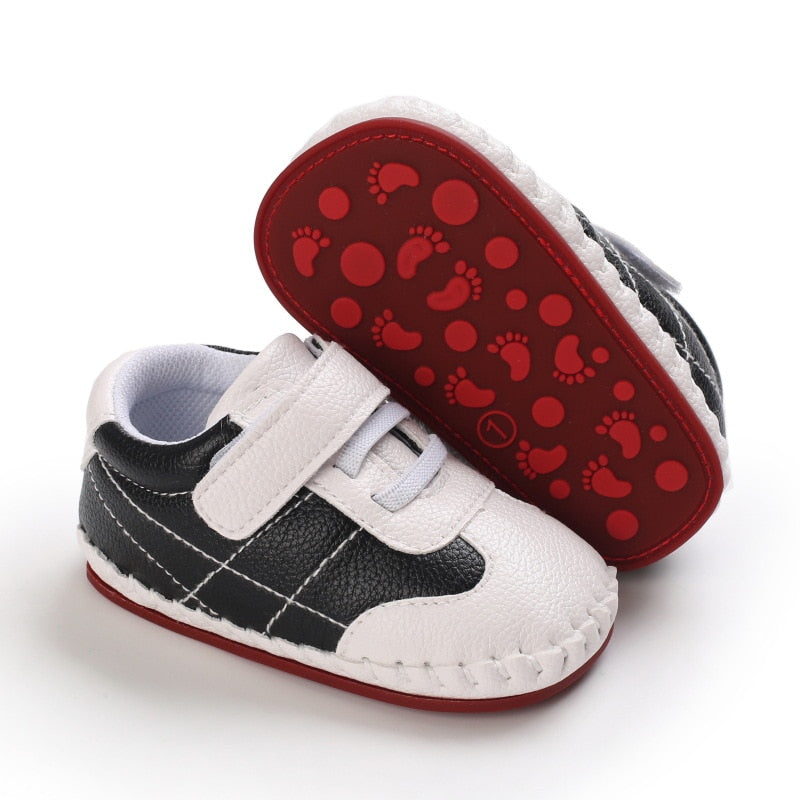 Sneakers Classiche con Strappo in Velcro