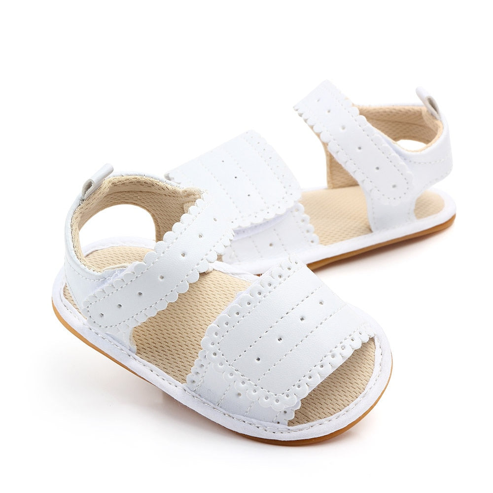 Delicato sandalo vintage per neonato