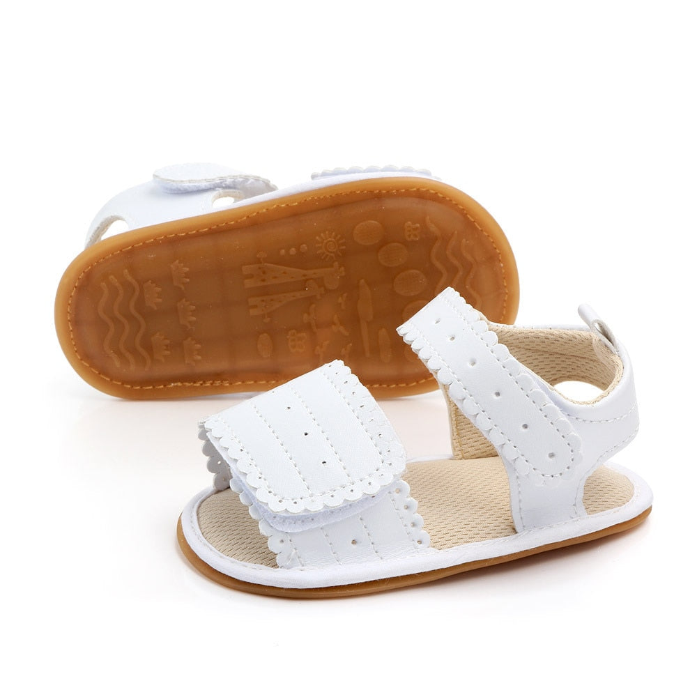 Delicato sandalo vintage per neonato