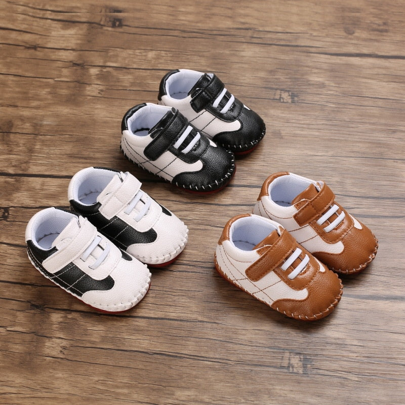 Sneakers Classiche con Strappo in Velcro