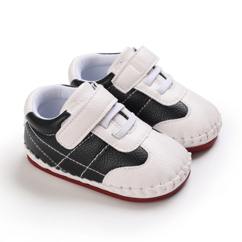 Sneakers Classiche con Strappo in Velcro