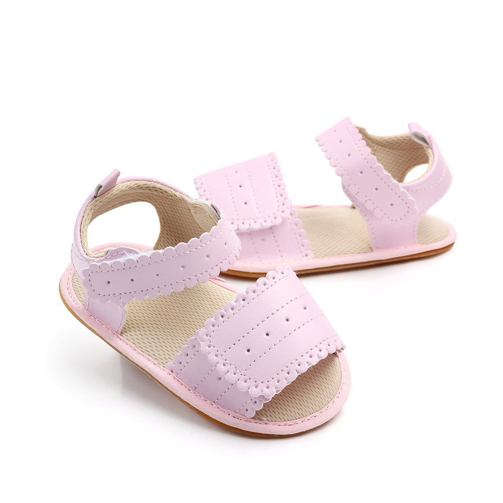 Delicato sandalo vintage per neonato