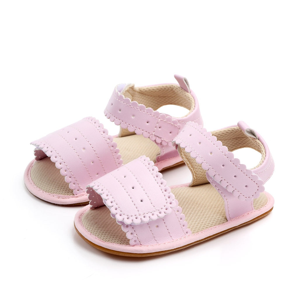 Delicato sandalo vintage per neonato