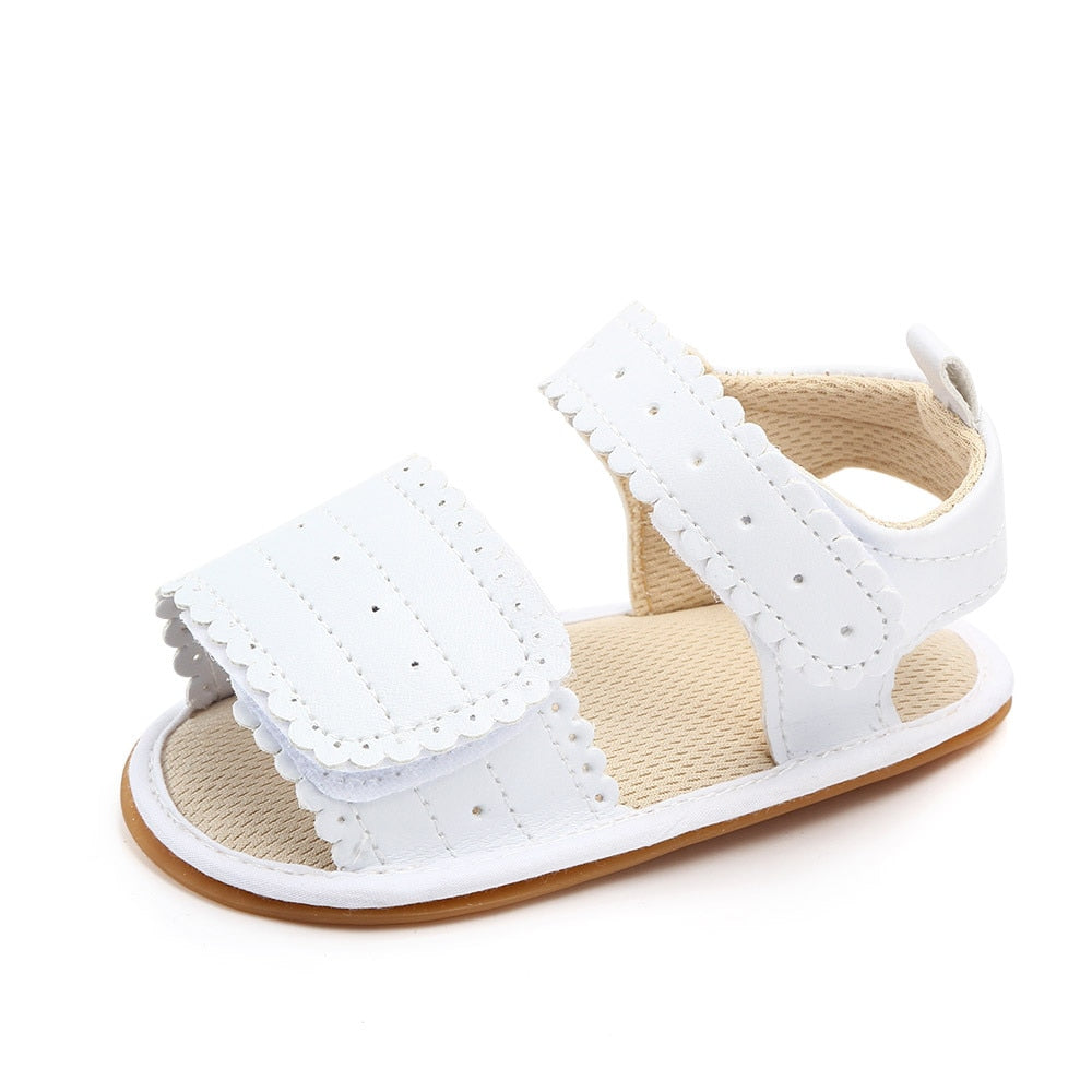 Delicato sandalo vintage per neonato