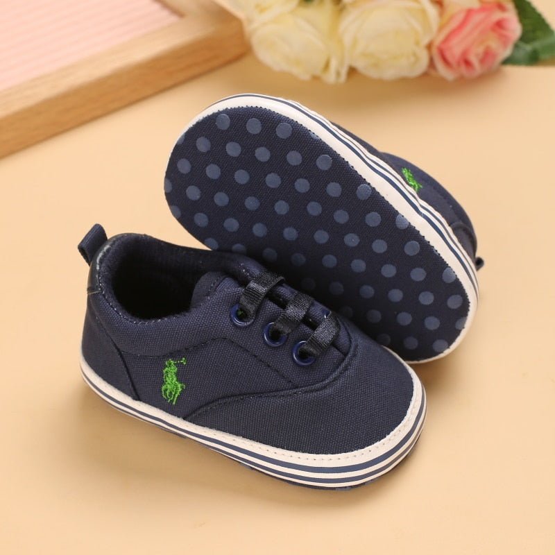 Boys' sneakers with a little horse design.