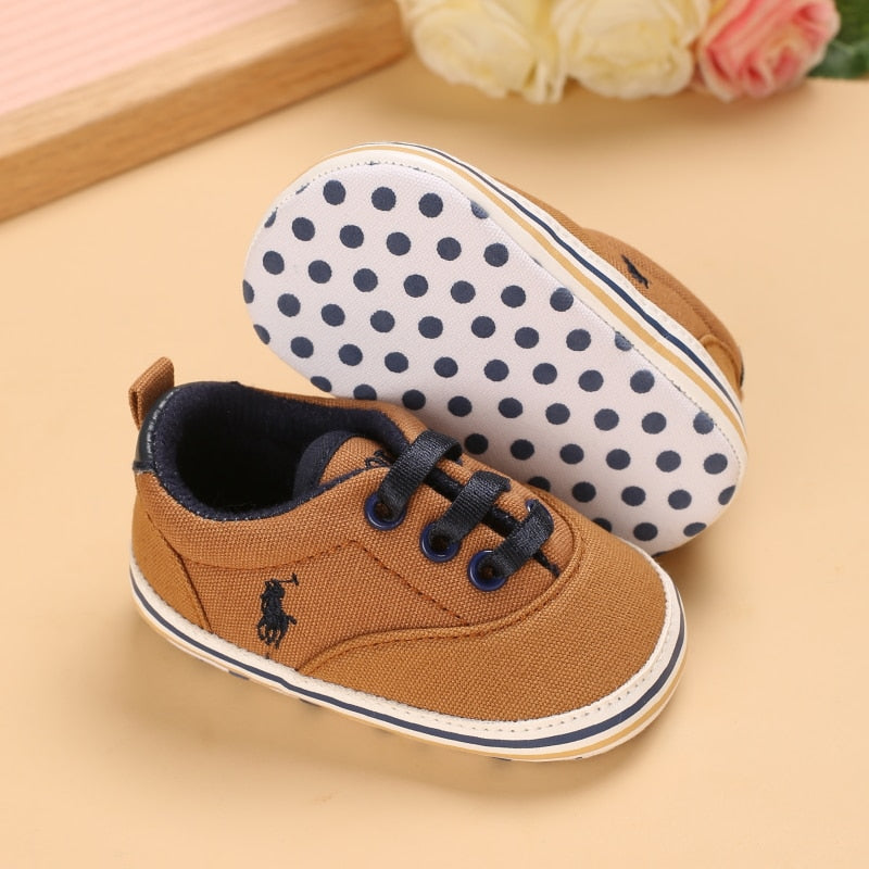 Boys' sneakers with a little horse design.
